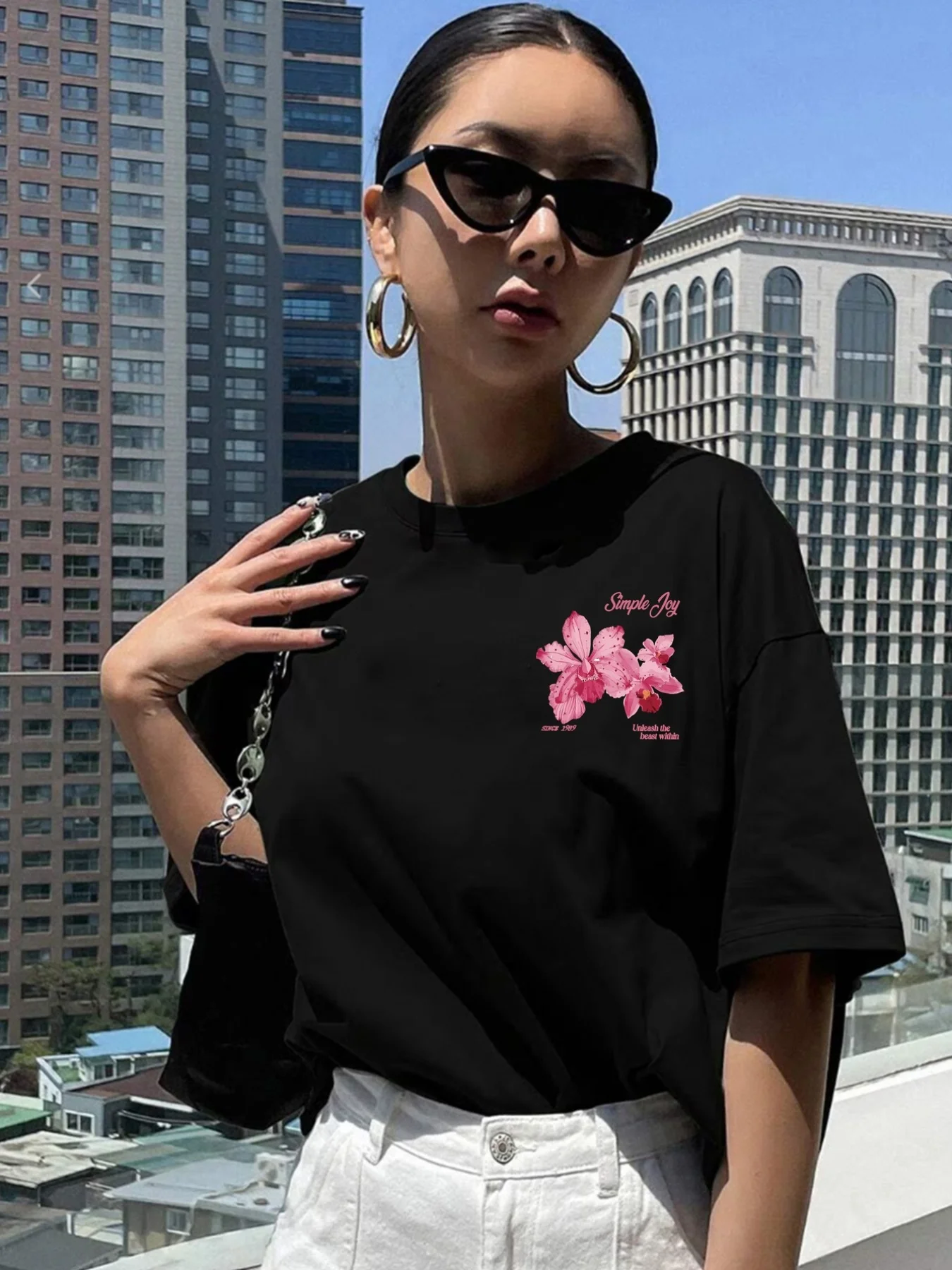 Trendy Casual T-Shirt for Women with Short Symmetrical Sleeves, Featuring A Easy Joy Orchid Design, Perfect for Spring and Summer Wear