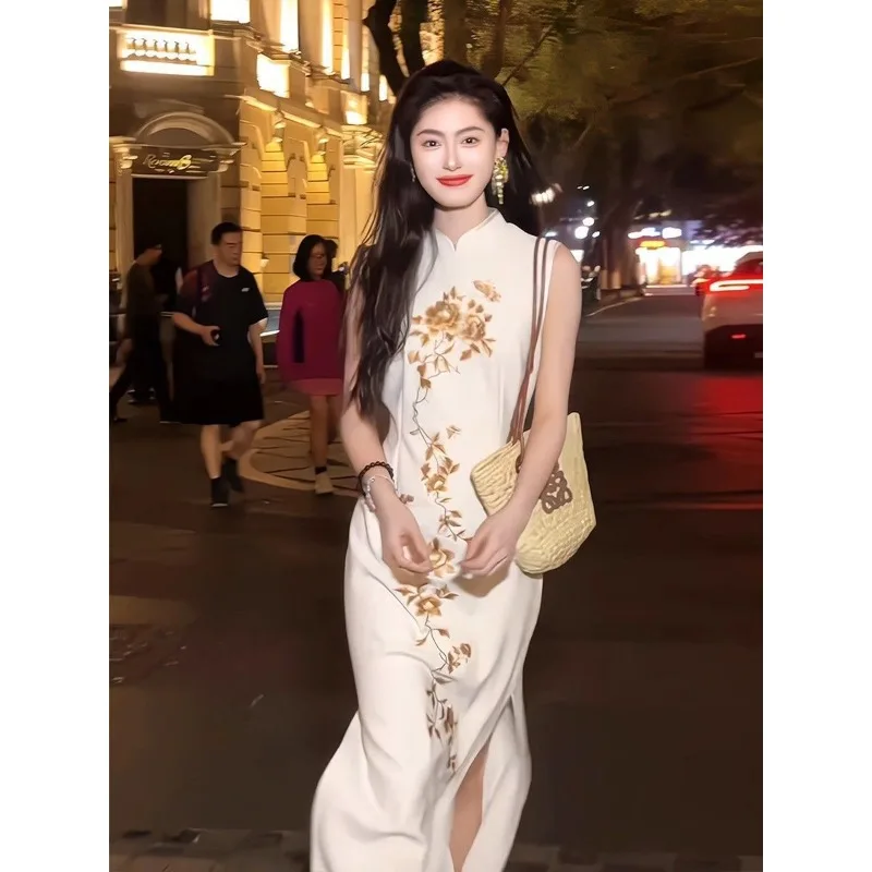 Neues ärmelloses Qipao-Kleid im chinesischen Stil für Damen mit Pfingstrosen-Stickerei, schmal geschnitten, elegantes Maxikleid für den Sommer.