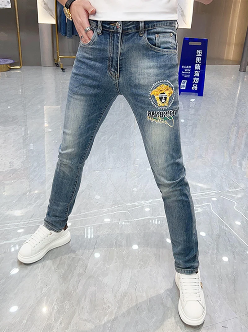 

Мужские джинсы Slim Fit с вышивкой, весна-лето, модные, универсальные, тонкие, длинные брюки, молодежные, для стирки в машине, с вышивкой.