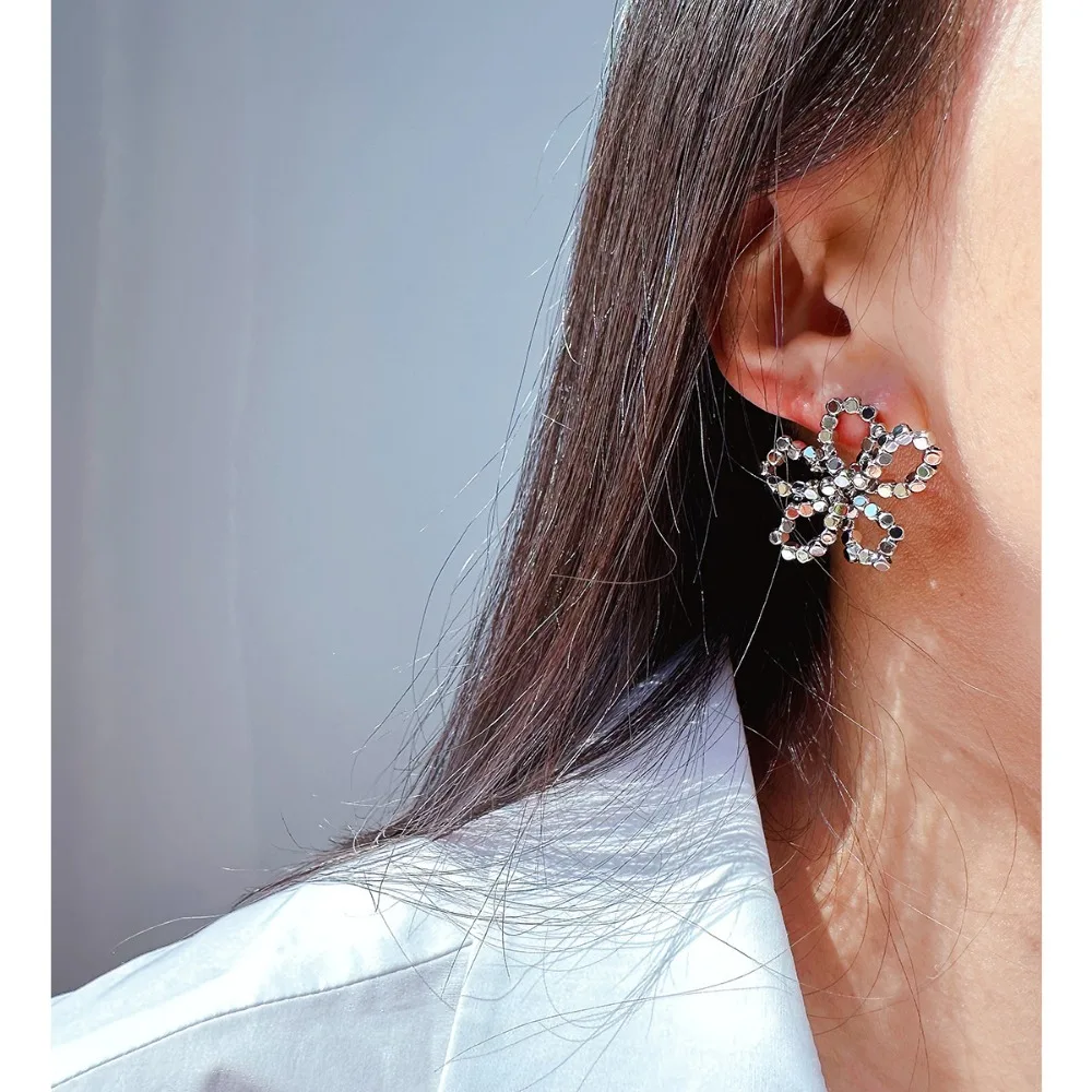 

Niche Creative Design Hand-woven Metal Square Beads Petal Stud Earrings for Women Temperament Exaggerated Big Flower Earrings