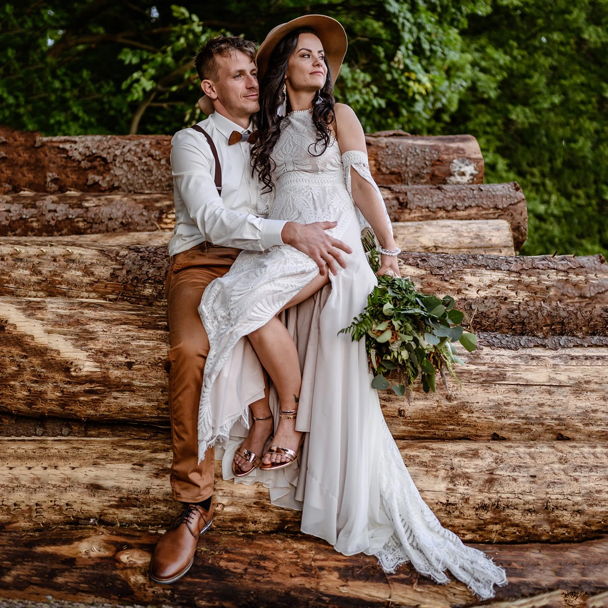 Vestido de novia de encaje bohemio con cuello Halter, mangas largas acampanadas desmontables, cola fluida de verano con abertura izquierda, vestido de novia de playa personalizado