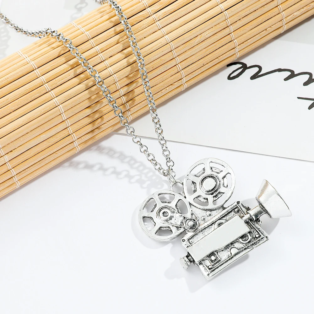 Retro movie projector necklace, mini retro movie camera pendant, suitable for movie lovers and directors