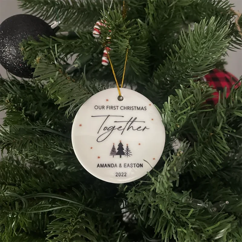 Personalisierter Weihnachtsanhänger mit den Namen des Paares zum ersten gemeinsamen Weihnachten, Weihnachtsdeko 2024, Deko für das Weihnachtsfest, Heimdekoration. – Detail 3