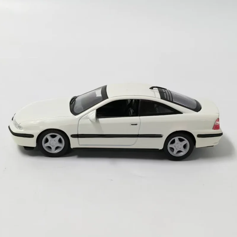 Delprado 1:43 Scale 1995 Opel New Alloy Die-casting Vehicle Model Without Packaging Collectible Gift Toy Car Model