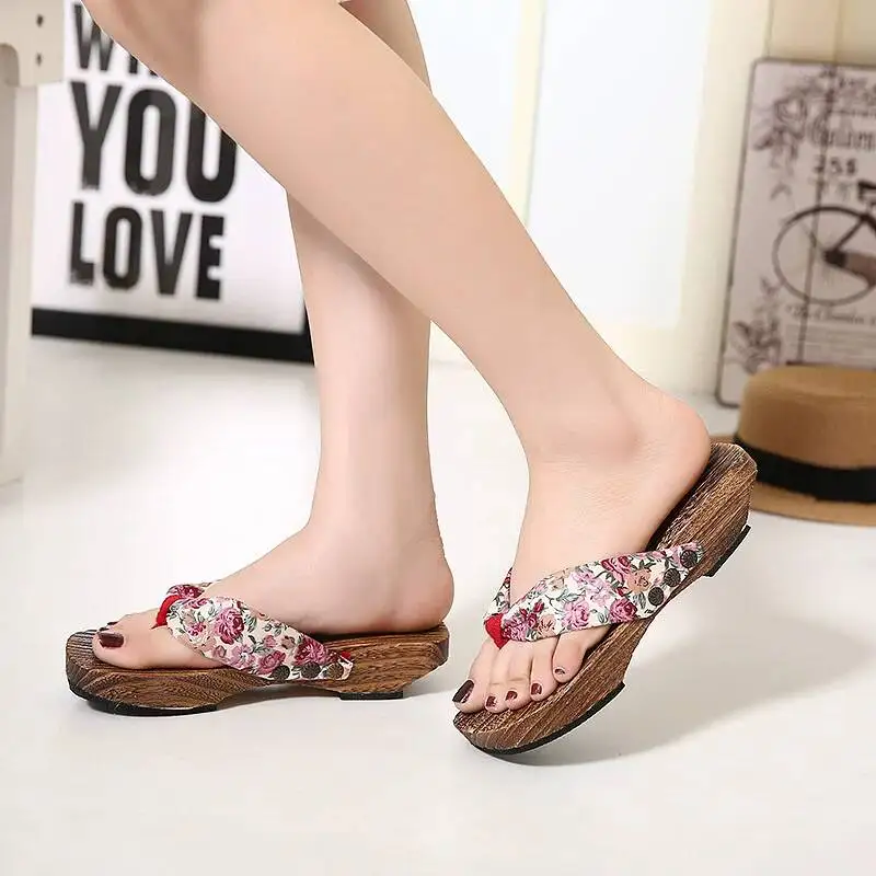 2026 Retro Wooden Thong Slippers Women Classic Clog Sandals Fashion Clip Toe Wooden Shoes Comfortable Vintage Style Footwear For