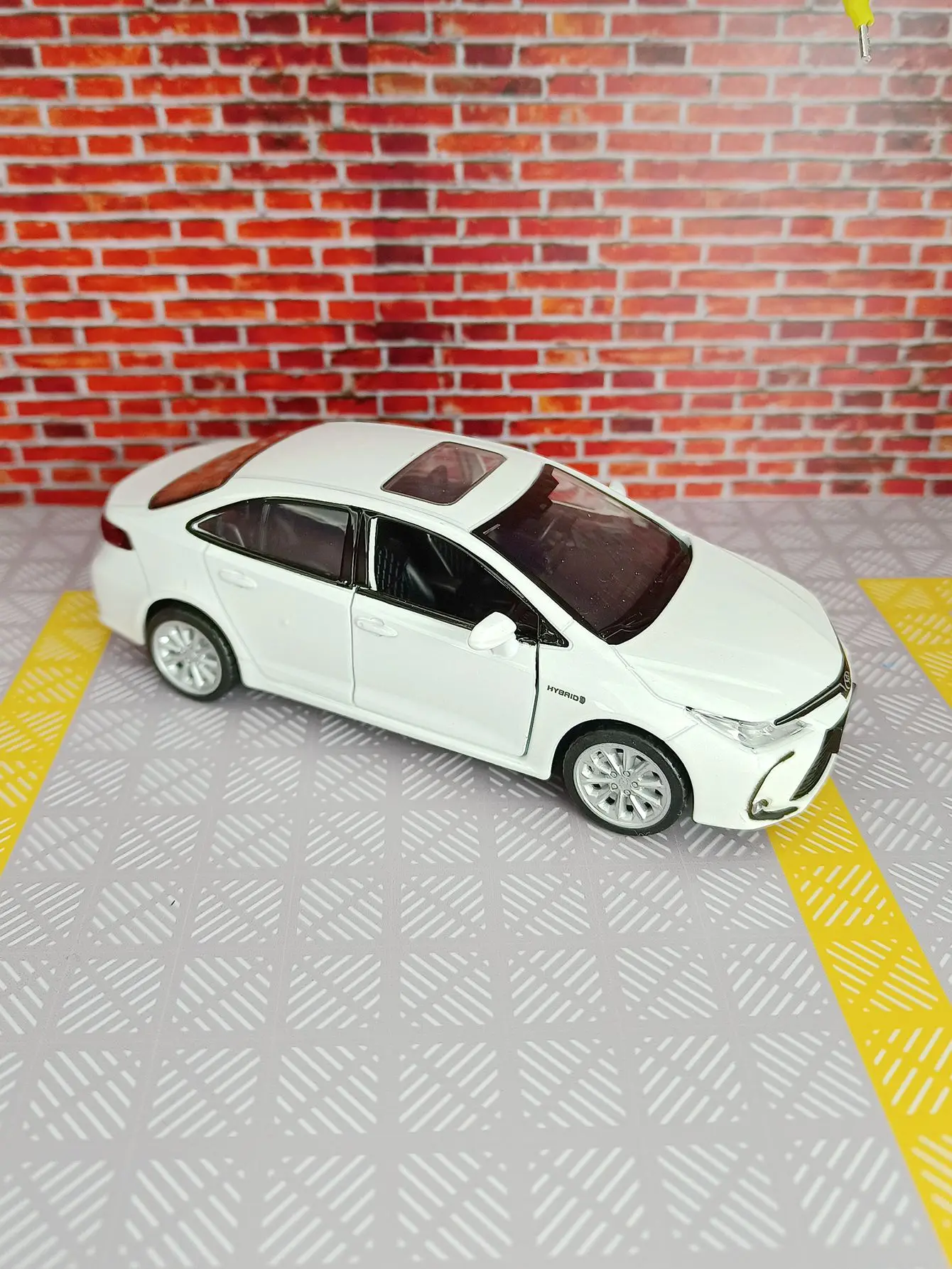 

1:33 Toyota Corolla Alloy Car Toy Car Metal Collection Model Car Sound And Light Toys For Children Birthday Gift