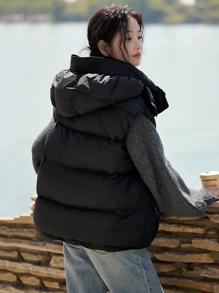 Gilet en duvet d'oie haut de gamme pour femmes portant à l'extérieur, mode hiver 2025 à capuche