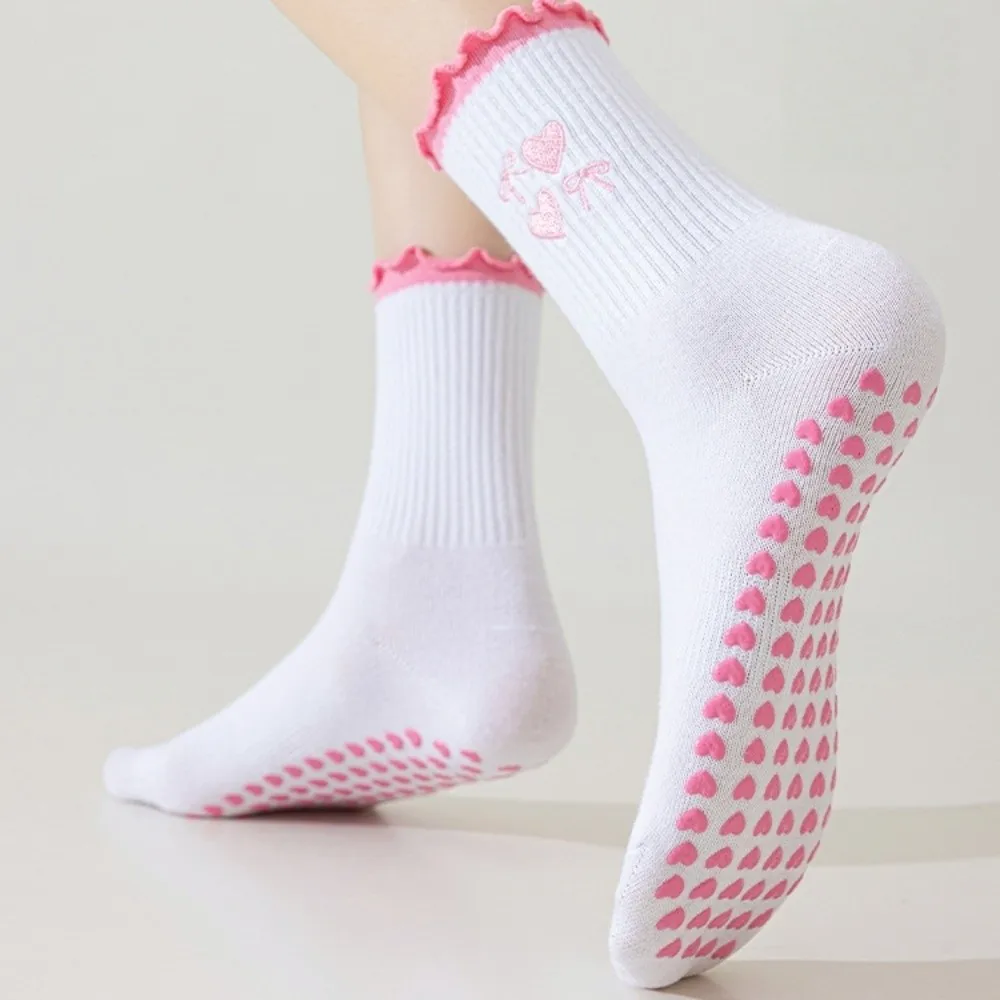 2 أزواج القلب سيليكون جورب وحيد النساء اليوغا الجوارب التطريز الكرز نمط جوارب بيلاتيس لينة القطن عدم الانزلاق الجوارب داخلي