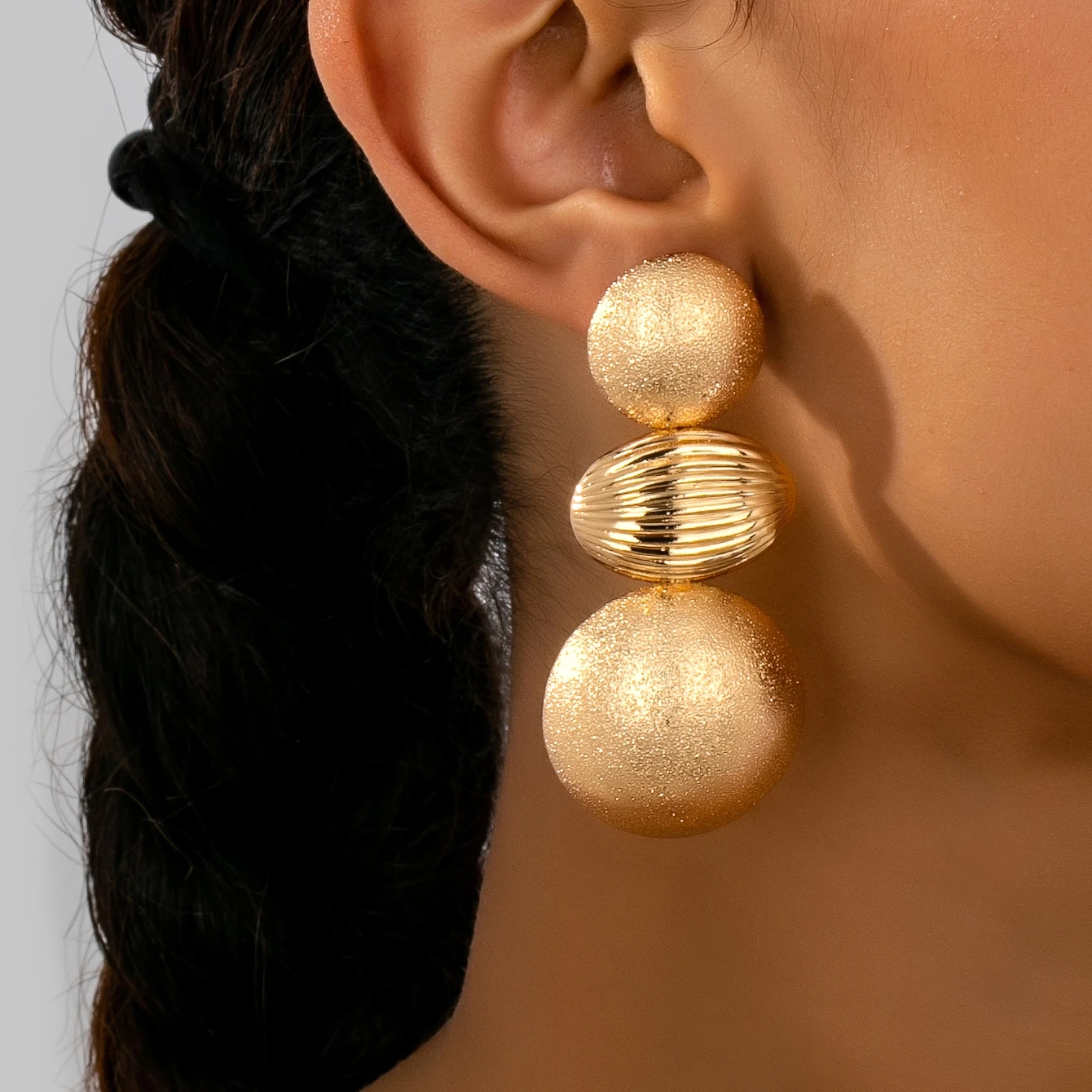 A Pair of Women's Earrings with Geometric Round Frosted Stripes and a Bold Design, Suitable for Everyday Wear and Vacations