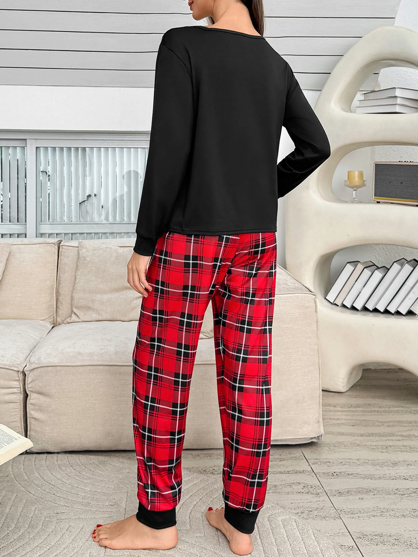 تتميز طقم بيجامة نسائي مكون من قطعتين بتصميم مربعات على شكل قلب. إنها مناسبة لجميع المواسم - الربيع والصيف، أ