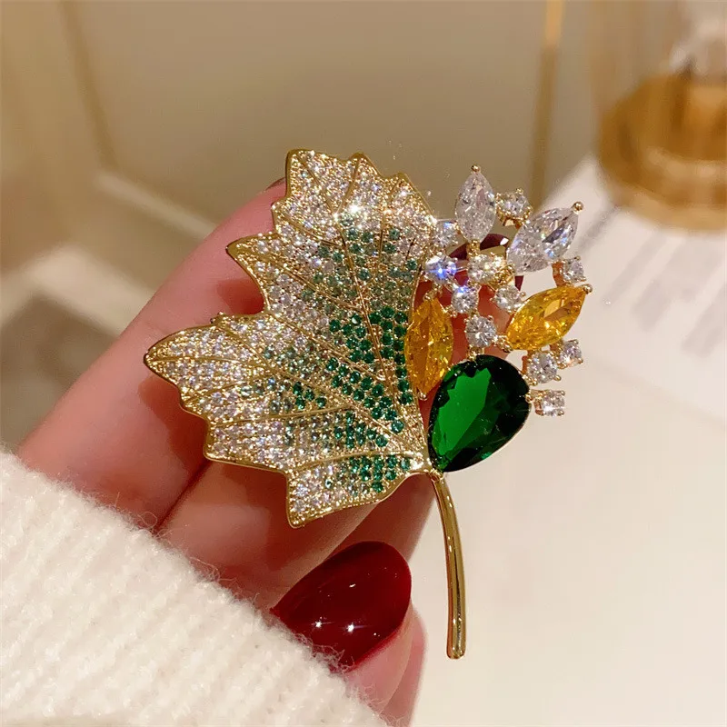 CC Shining Brooches Maple Leaves Shape Scarf Clasp Full of Zirconia Imitation Emerald Luxury Corsage Temperament Suit Pins B224