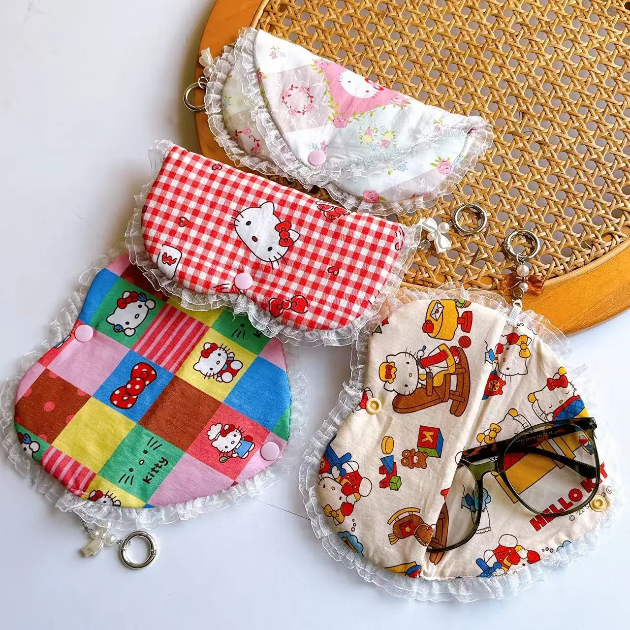 

Аниме-сумка Hello Kitty для пляжных очков, кружевная, из ткани KT, портативная, декоративная, с застежкой, для хранения монет, органайзер, игрушка