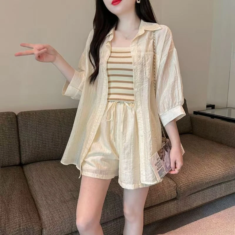 

Женский модный комплект из трех предметов: свободная повседневная рубашка с коротким рукавом для защиты от солнца, топ и полосатые шорты на бретельках, коллекция 2026 года