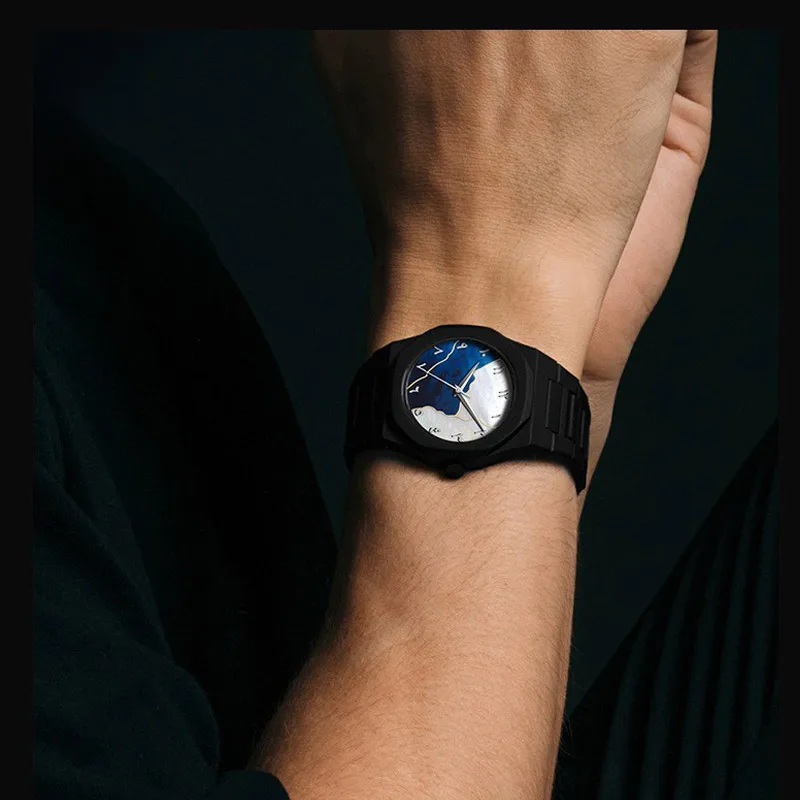 ساعة كوارتز كلاسيكية بأرقام عربية في الشرق الأوسط باللون الأزرق والذهبي للرجال كاجوال من مادة TPU البلاستيكية المقاومة للماء يمكن تخصيصها