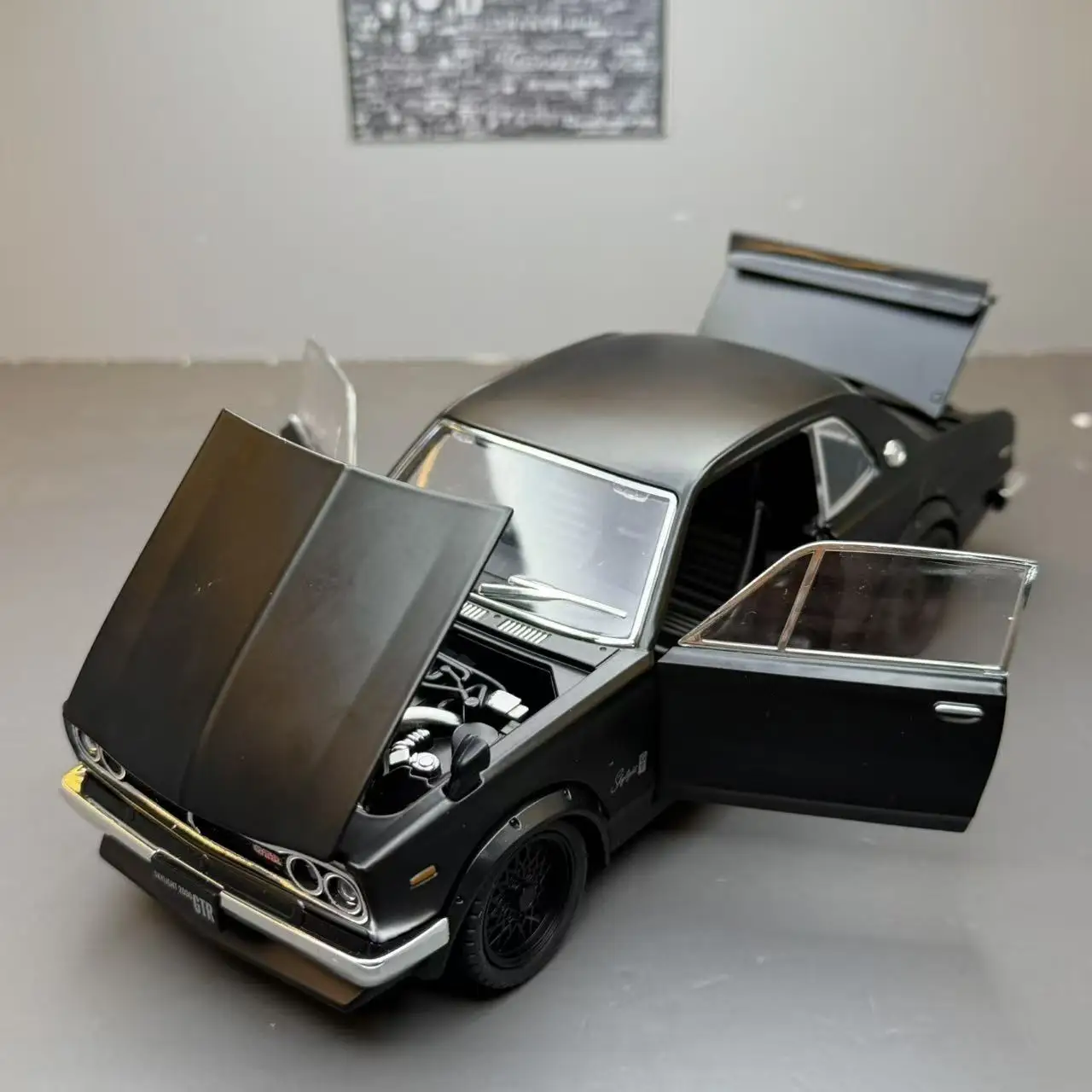 1:22 2000 GT-R Sports Car Alloy Diecast Miniature Metal Car Simulation Sound ＆ Light Toy Car For Boys Gift