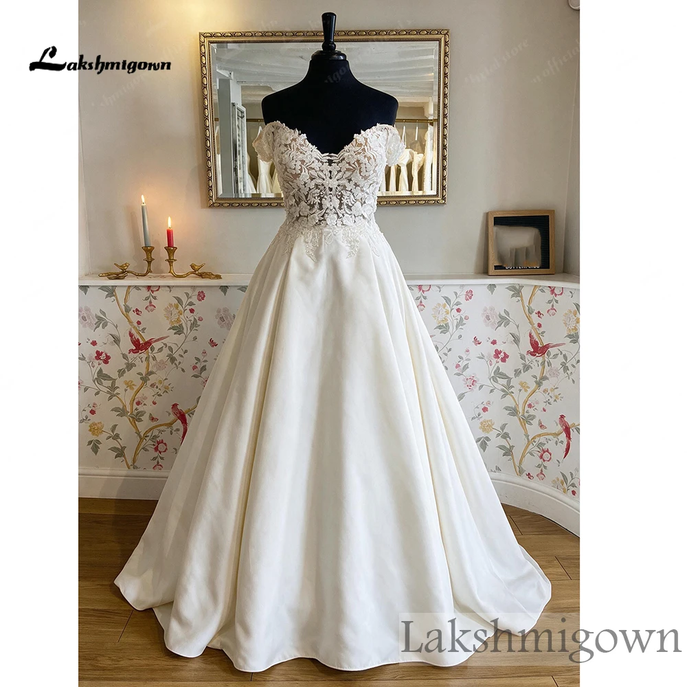 Lakshmigown Brautkleid mit freiem Schulterbereich, Perlen, floraler Spitze, Illusionsoberteil, Satin, mit seitlichem Schlitz, nach Maß gefertigt. – Detail 7