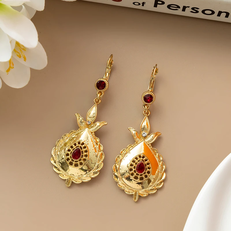 

Fashionable Gold-Plated Metal Earrings with Hollow Floral Design Versatile for Weddings Parties Ladies' Jewelry Accessory
