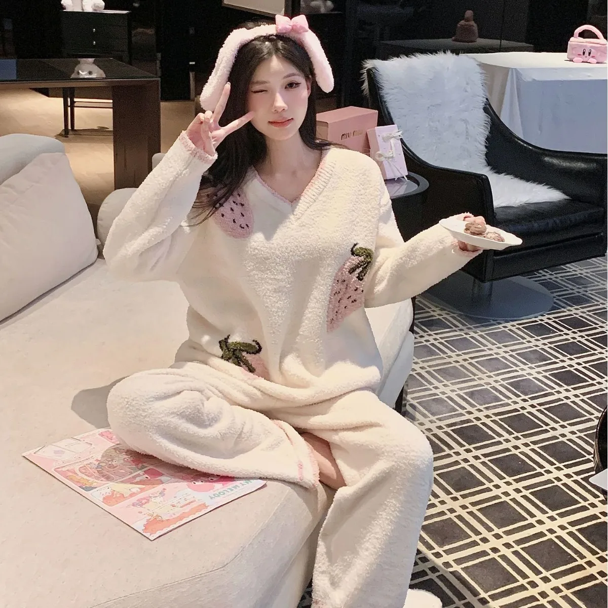 Strawberry pink half flannel pajamas, autumn and winter sweaters, thickened and plush soft and loose fitting home clothes, sweet