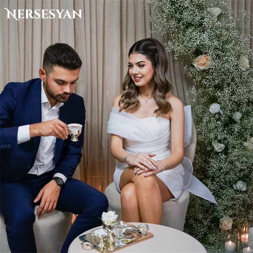 Nersesyan ชุดแต่งงานเซ็กซี่มินิเดรสเจ้าสาวจับจีบเปิดไหล่ข้างหนึ่งชุดเดรสเจ้าสาวหลังโบว์ใหญ่สั่งทำได้ตามต้องการ