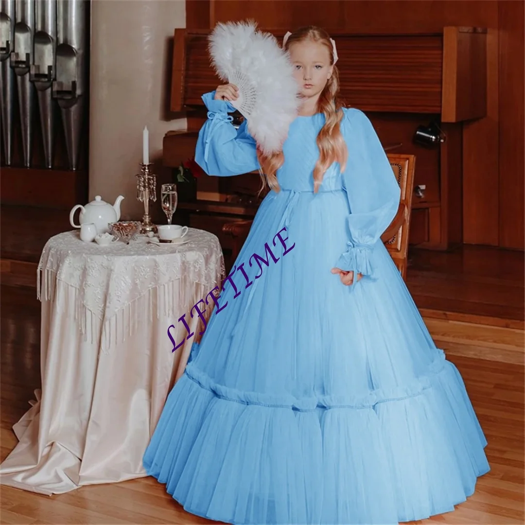 Sukienka księżniczki z dekoltem typu O, długimi bufiastymi rękawami, o kroju litery A, długa, balowa, dla dziewczynki sypiącej kwiatki, do ziemi, plisowana, elegancka, na Pierwszą Komunię Świętą, szyta na miarę.