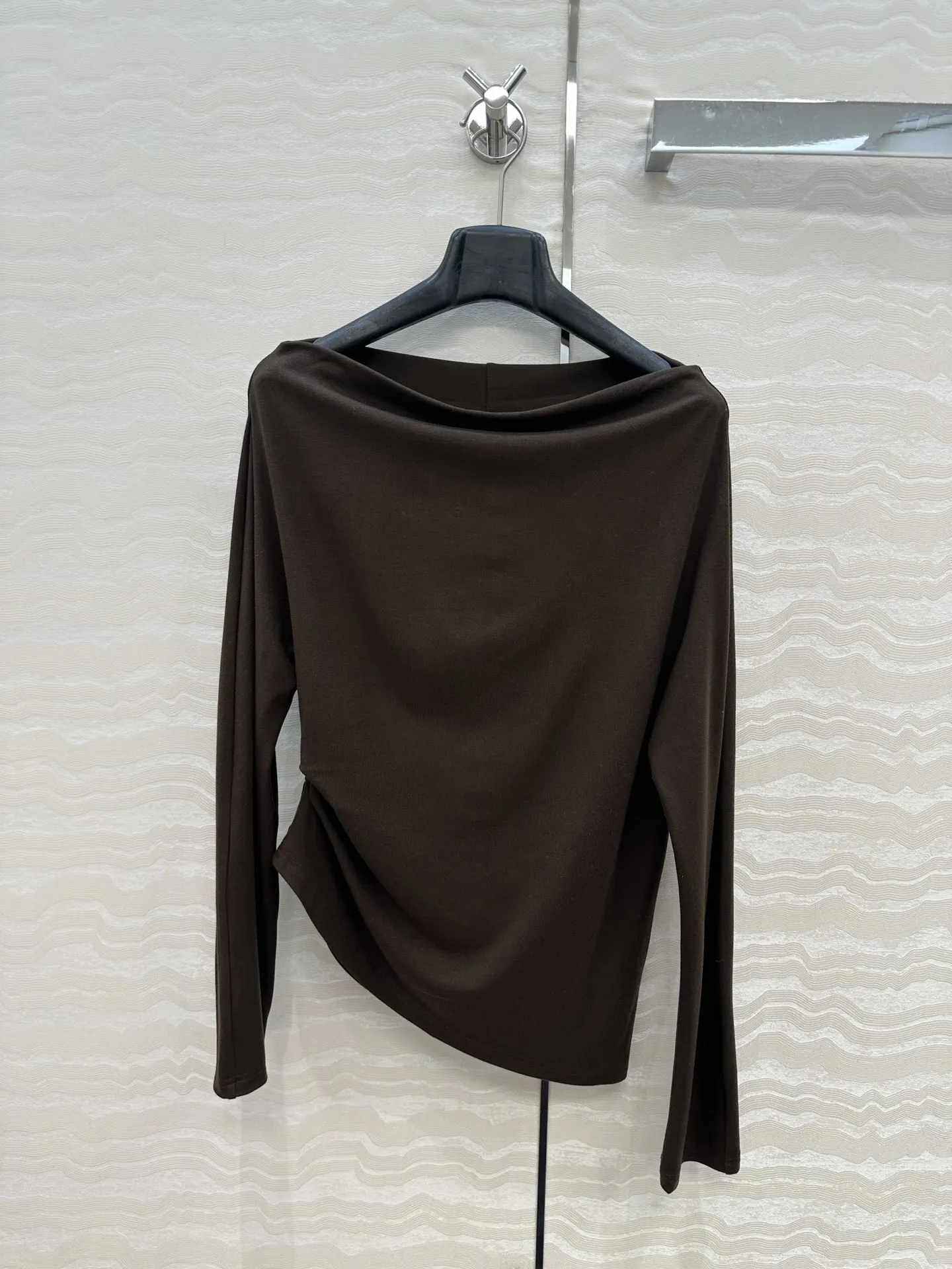 เสื้อยืดคอกลมผู้หญิงคุณภาพสูงแบบใหม่ ดีไซน์จับจีบช่วงเอว ทรงเข้ารูป แขนยาว ใส่ได้หลากหลายโอกาส