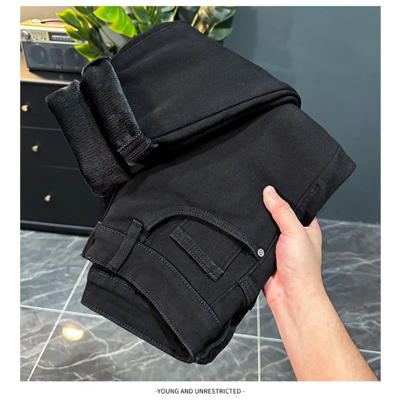 جينز مخملي سميك للرجال شتاء 2025 ملابس رجالية دافئة جديدة راقية غير رسمية مرنة بقصة ضيقة سراويل مقاومة للبرد