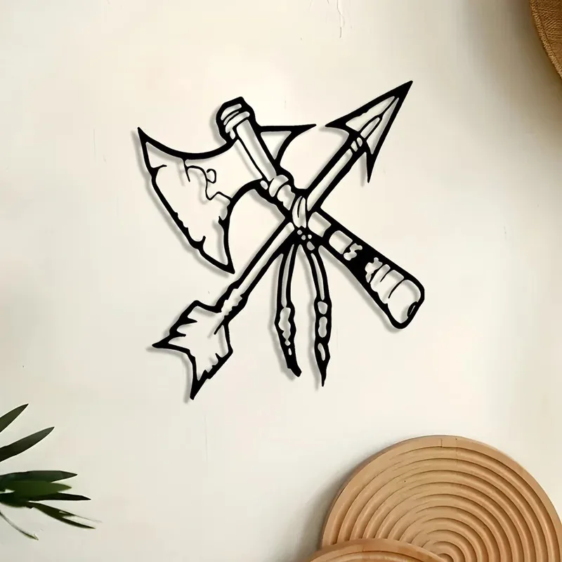 لوحة فنية جدارية قبلية مزورة يدويًا - منحوتة معدنية لفأس المحارب الأمريكي الأصلي والسهم - ديكور جنوب غرب ريفي للمقصورة