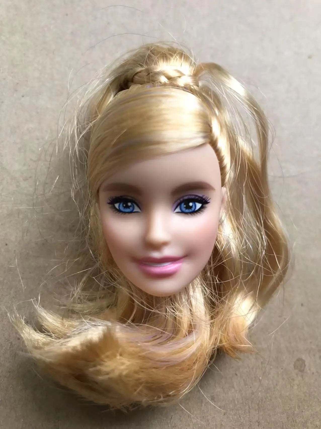 Testa di bambola con faccia rara con lunghi capelli colorati per collezione fai-da-te Accessori per bambole di qualità Figure giocattolo per ragazze