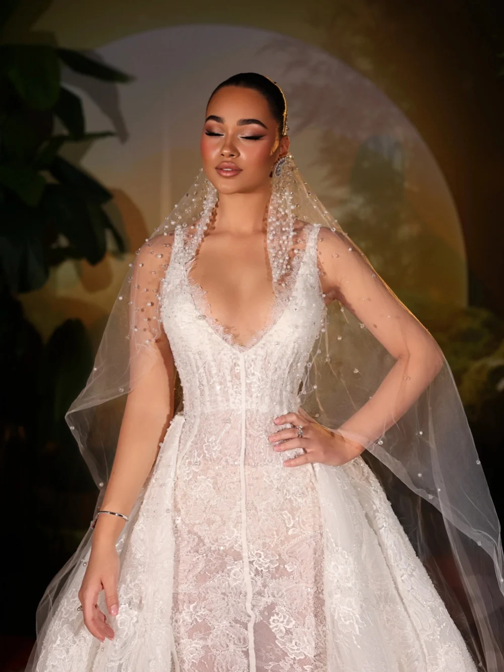 Detachable Train Floral Lace Wedding Dress Gorgeous Pearls Illusion Long Bridal Gown Customzied Charming Dresses For Bride