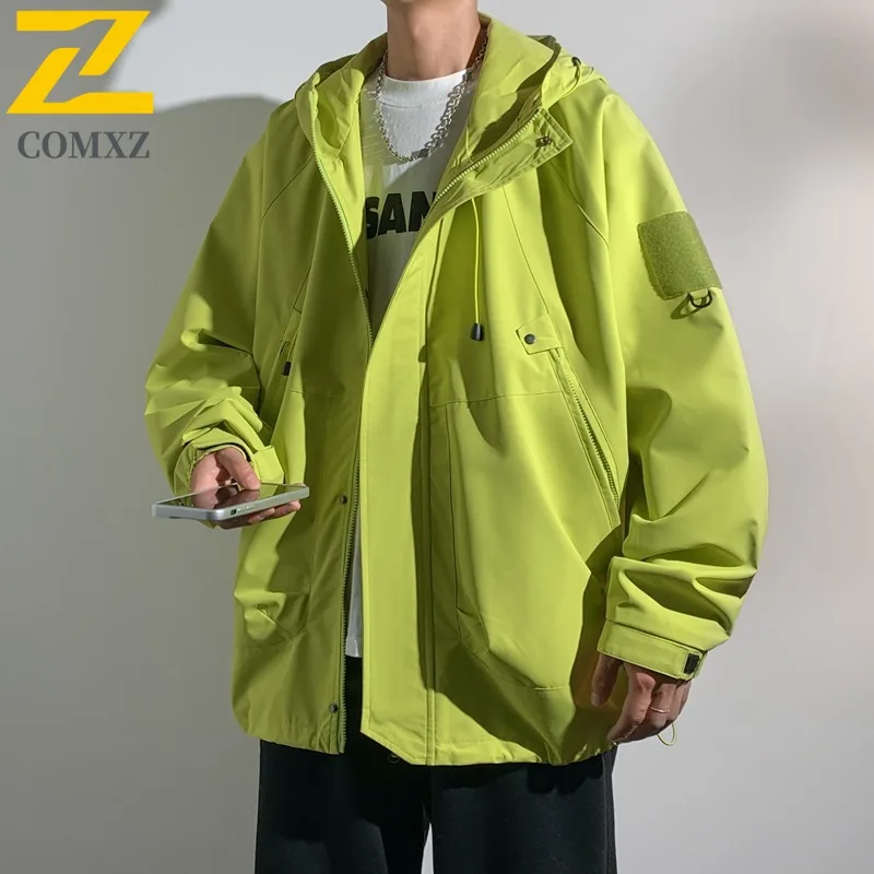 

COMXZ 2025 Мужская и женская куртка, уличная рабочая одежда для пешего туризма, водонепроницаемая ветровка с несколькими карманами, модное молодежное пальто для пар