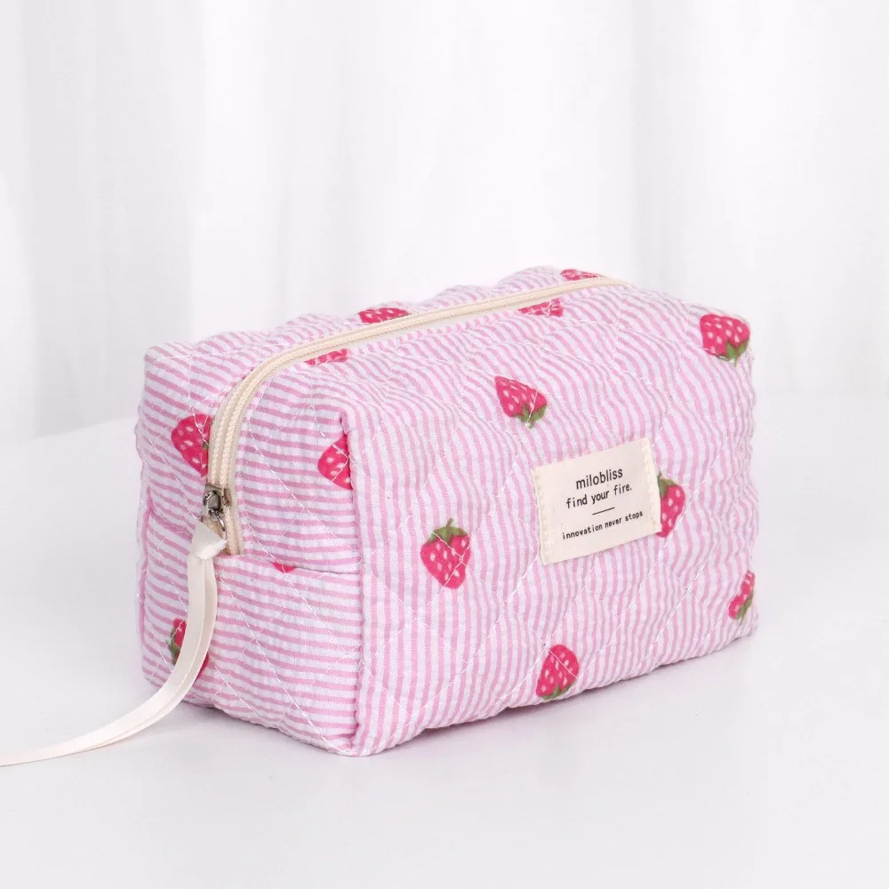 

Polyester Aesthetic Cosmetic Organizer Large Capacity Strawberry Pattern Quilted Cotton Makeup Pouch Zipper Skincare Clutch