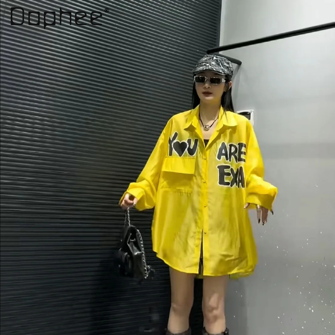 

Европейская женская рубашка 2026 Весна-Лето Новинка Повседневная свободная рубашка с отложным воротником и буквенным принтом, легкая и тонкая, с длинным рукавом