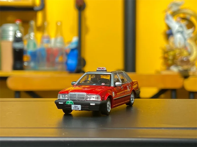 

Крошечная литая под давлением модель автомобиля Cedric Y31 Taxi Urban Red 1:64