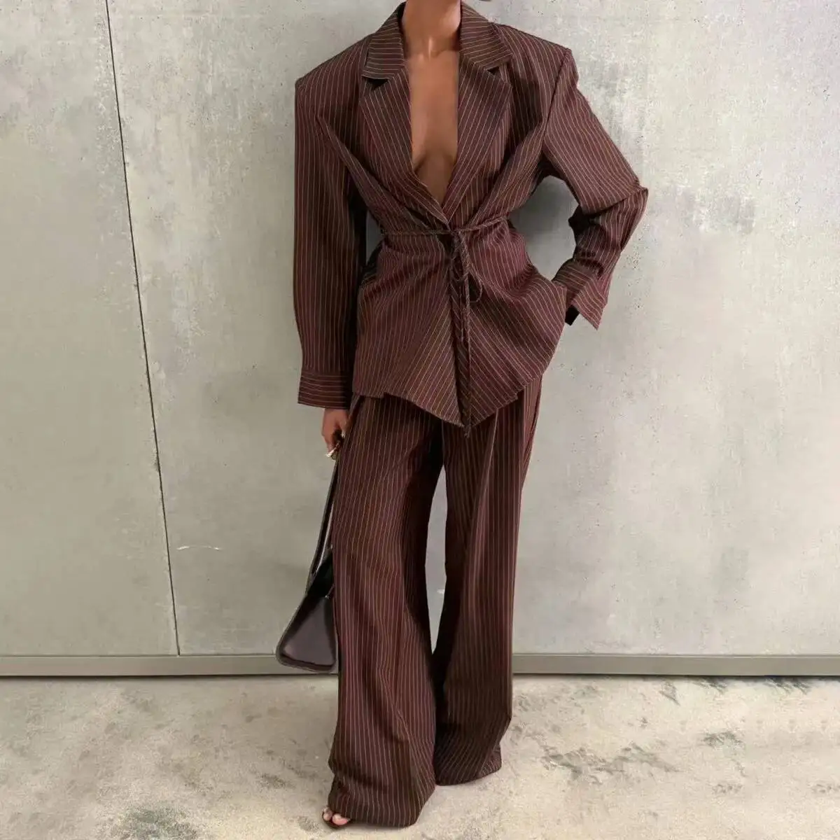 

Новинка 2026: Женский костюм с полосатым блейзером и брюками, с лацканами, длинными рукавами, завязками на талии, элегантный и модный офисный комплект из двух предметов.