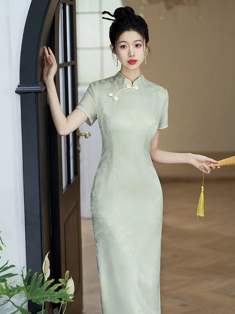 

Новое женское ципао 2024 года в ретро-стиле, больших размеров, простое, повседневное, миди, однотонное, с коротким рукавом