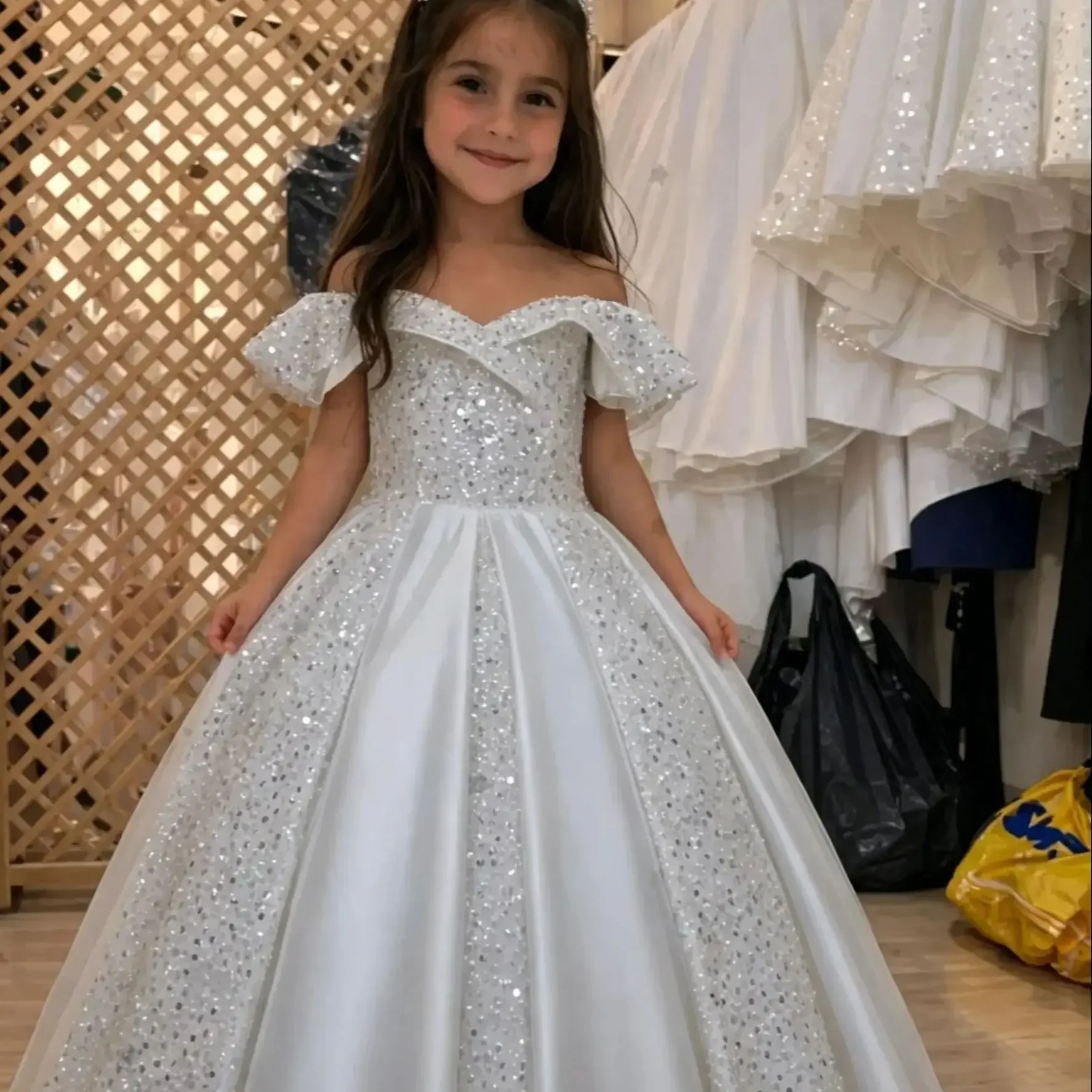 Elegantes Blumenmädchenkleid für Hochzeiten, Satin mit Pailletten, Glänzendes Kinder-Geburtstagskleid, Erstkommunion-Ballkleid, Maßanfertigung Großhandel – Detail 3