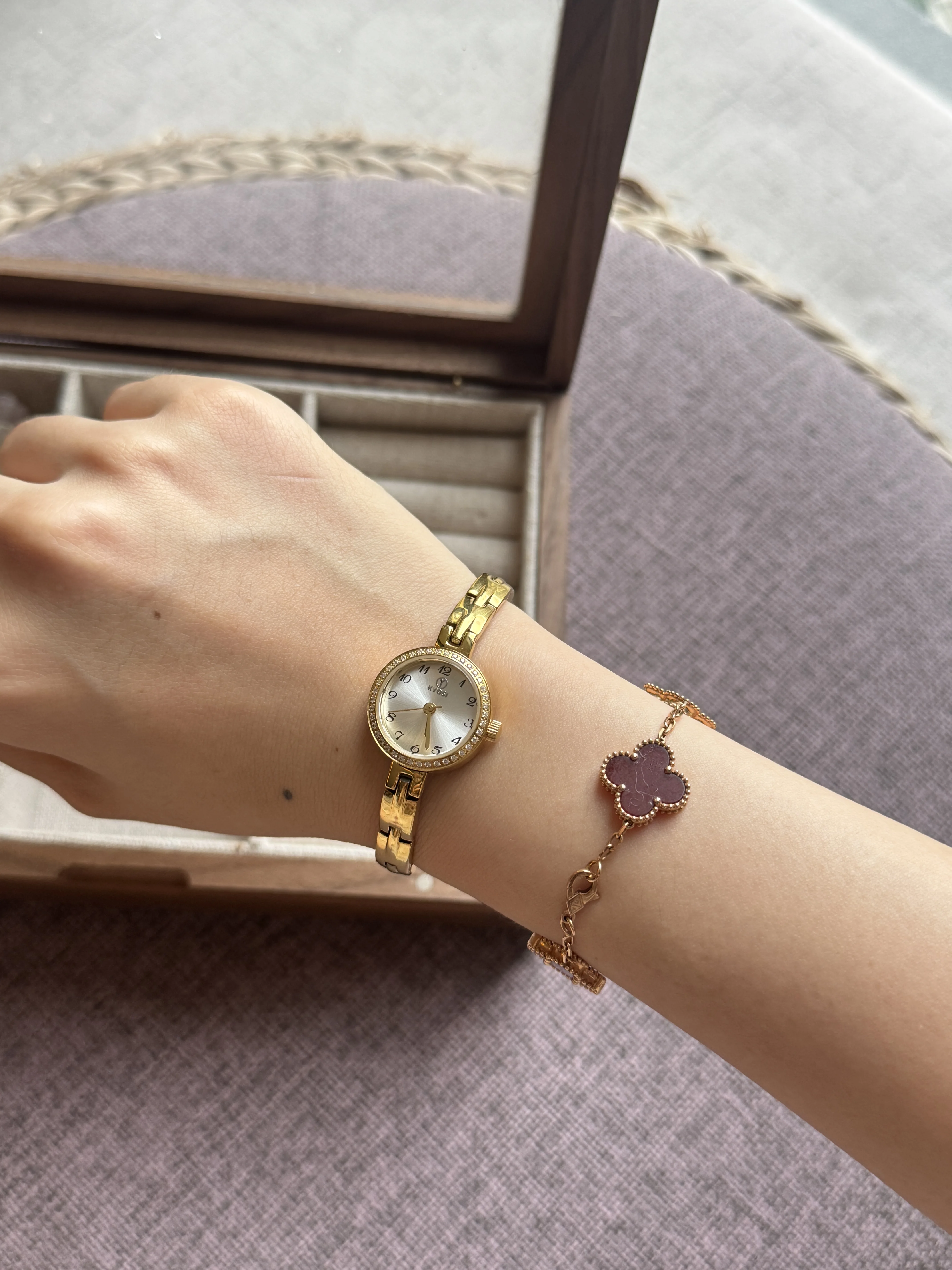 여성용 웰빙 시계 – 자기 치료, 게르마늄 에너지 비즈, 우아한 슬림 골드 팔찌 쿼츠 시계