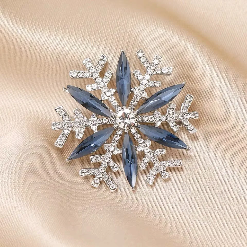 Exquisite Women‘s Brooch Crystal Snowflake Lapel Pins for Men Blue CZ Rhinestone Suit Clothes Badge Luxury Jewelry Accessories