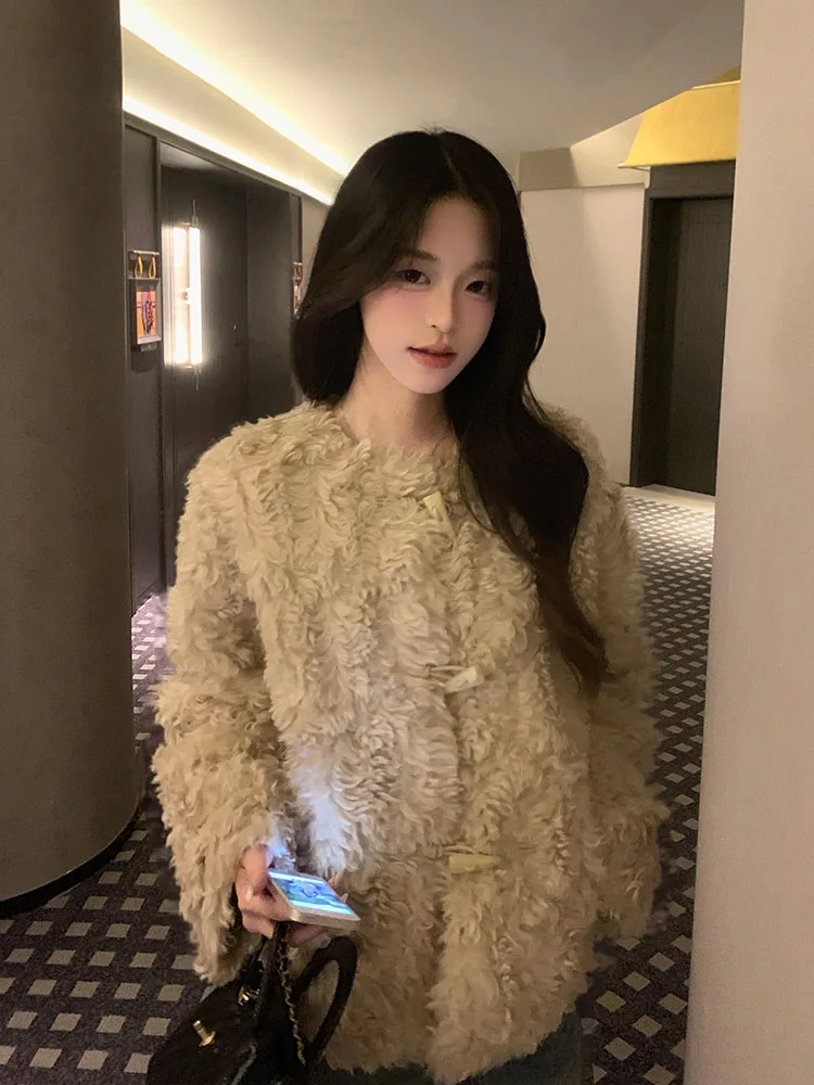 

Новая премиальная женская повседневная куртка из искусственного меха овчины с воротником-стойкой, теплая, на пуговицах, круглой формы