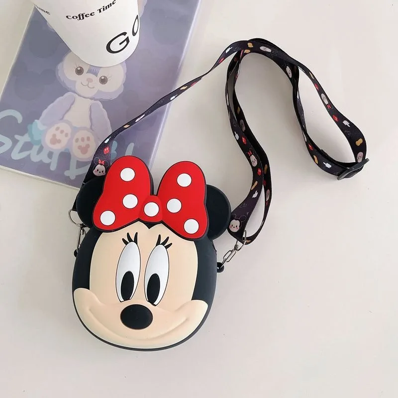 Disney Girls ใหม่กระเป๋าสะพายการ์ตูน Mickey Mouse Crossbody ซิลิโคนน่ารักอเนกประสงค์ของขวัญวันเกิดของเล่นสําหรับผู้ชายและผู้หญิง