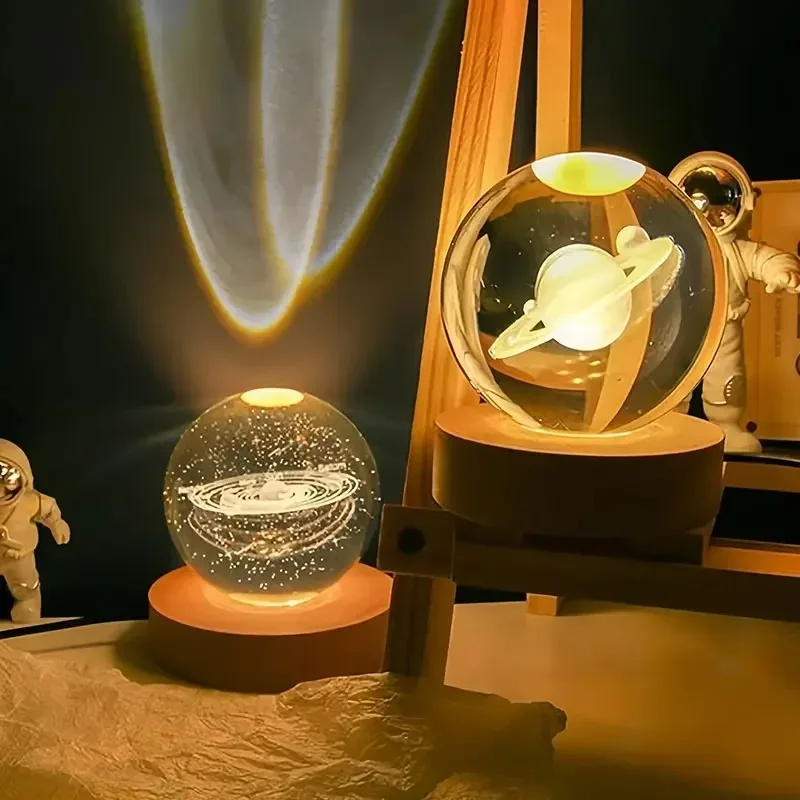 كرة كريستال عيد الميلاد ثلاثية الأبعاد منقوشة بالليزر على النظام الشمسي 6 سم - كوكب زجاجي كريستالي مع حامل إضاءة ليلي LED أبيض دافئ