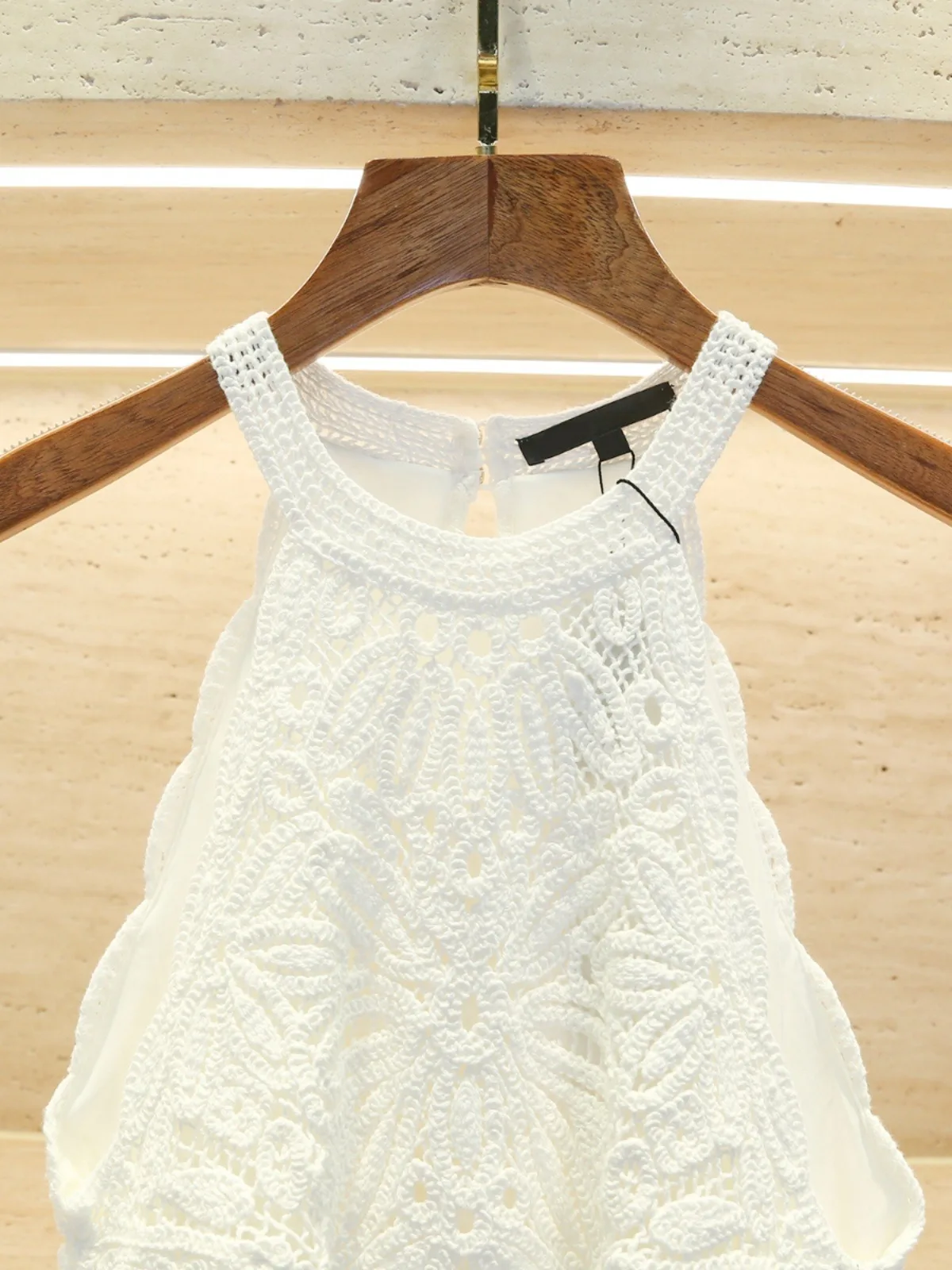 فستان كاجوال أبيض سادة مثير هالتر بلا أكمام الصيف الربيع عطلة التطريز ألف خط فستان طويل المرأة