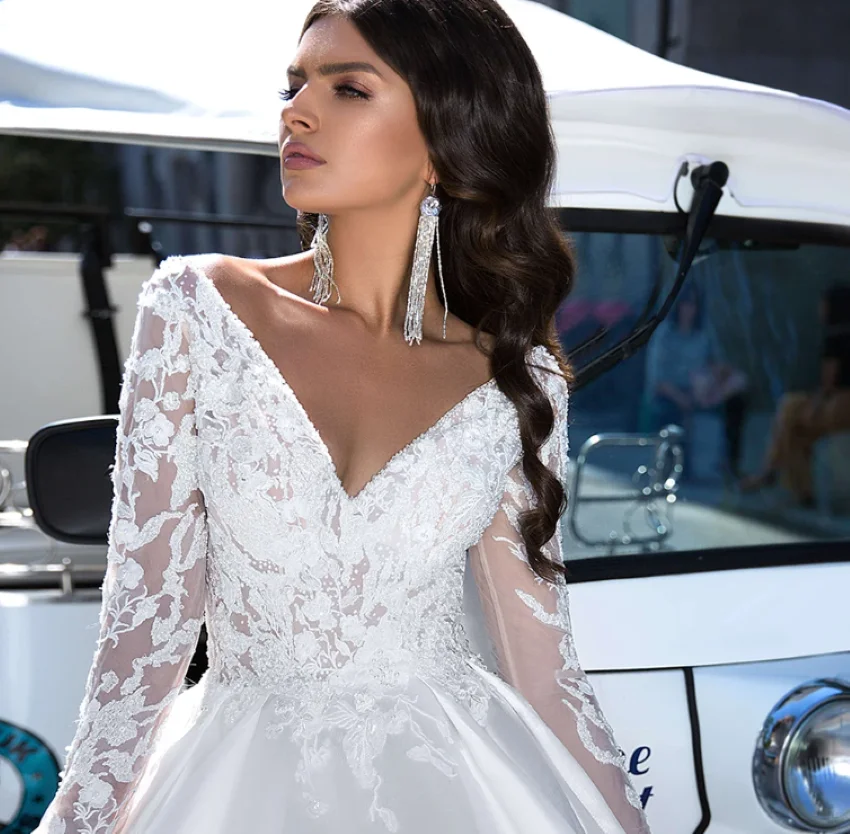 ディープ V ネック ロング ノースリーブ レース アップリケ スイープ トレイン バックレス ブライダル ドレス ゴージャスな夜会服 サテン ウェディング ドレス