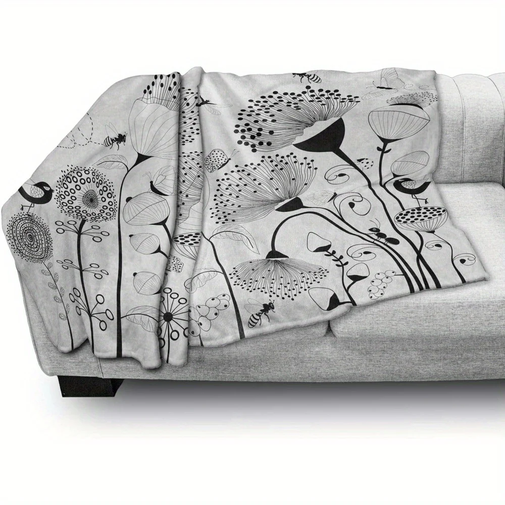 قطعة واحدة من بطانية الفانيلا الناعمة باللونين الأبيض والأسود مع زهور متفتحة وفراشات ونحل - تصميم أريكة مستوحى من الطبيعة #3