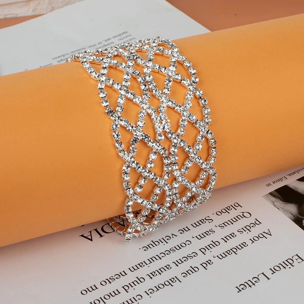 Damen-Halskette mit Glitzersteinen und Kettenartiger Struktur Modisches Schmuck-Accessoire Erhältlich auf Amazon – Detail 3