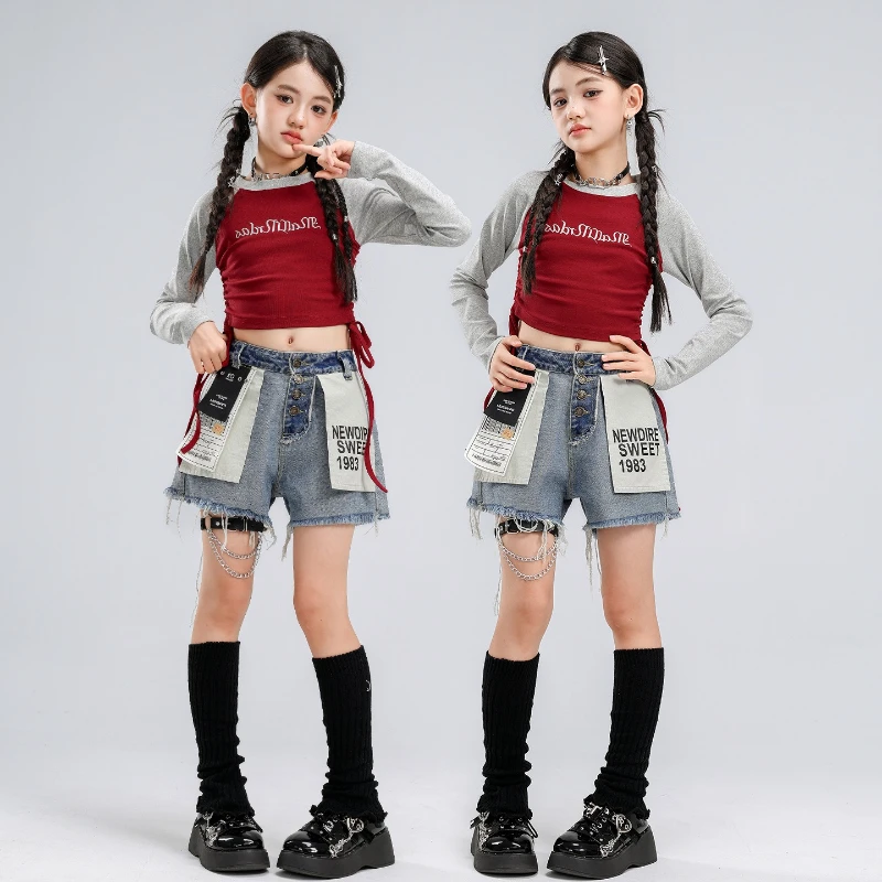 最新のモダンなヒップホップダンス衣装。女の子向け、長袖トップスとデニムショートパンツのセット。クールなストリートスタイルで、グループダンスやジャズパフォーマンス、ステージ衣装に最適。
