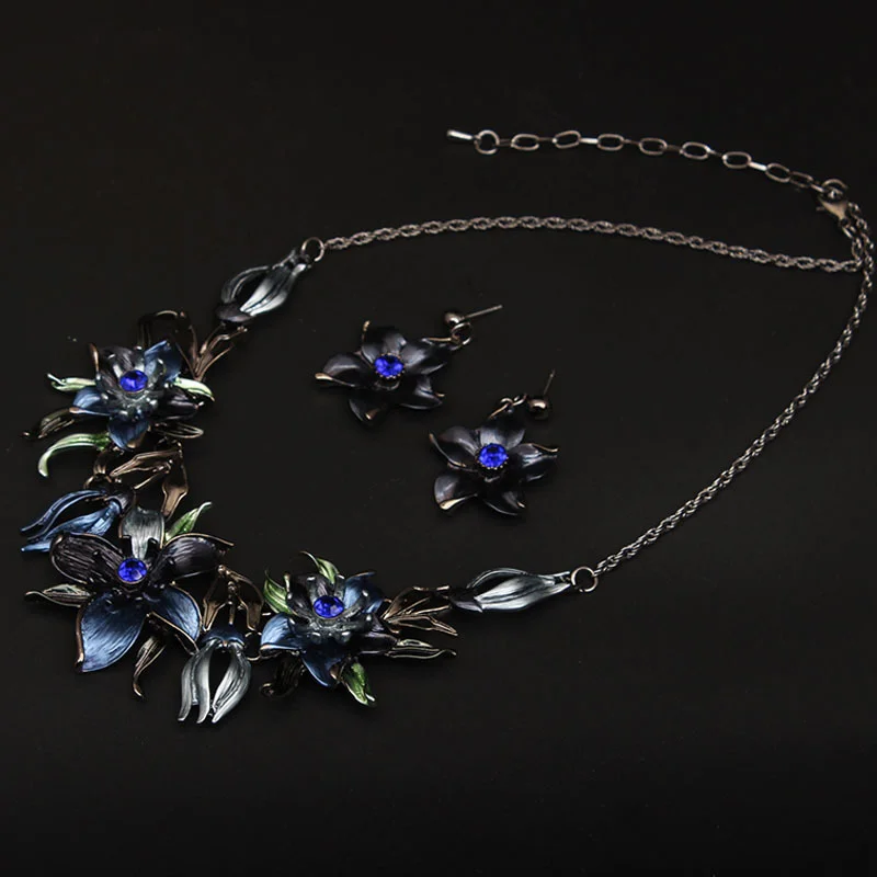 

Fashionable blue three-dimensional diamond-studded flower necklace and earrings set for collarbone. Wife's Gift