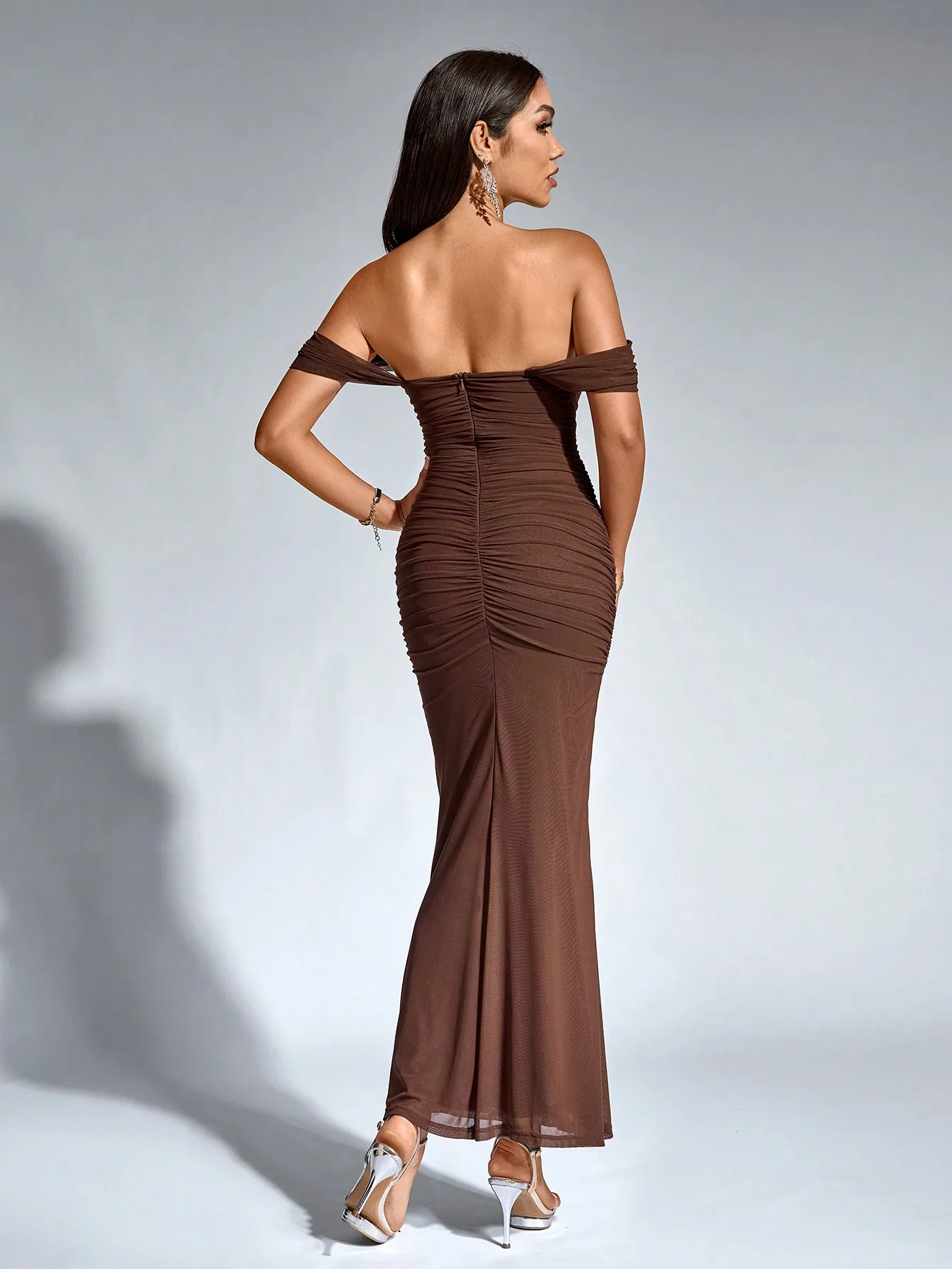 Elegante rugloze geplooide rits mouwloze off-shoulder bodycon lange jurk, effen bruine kleur,