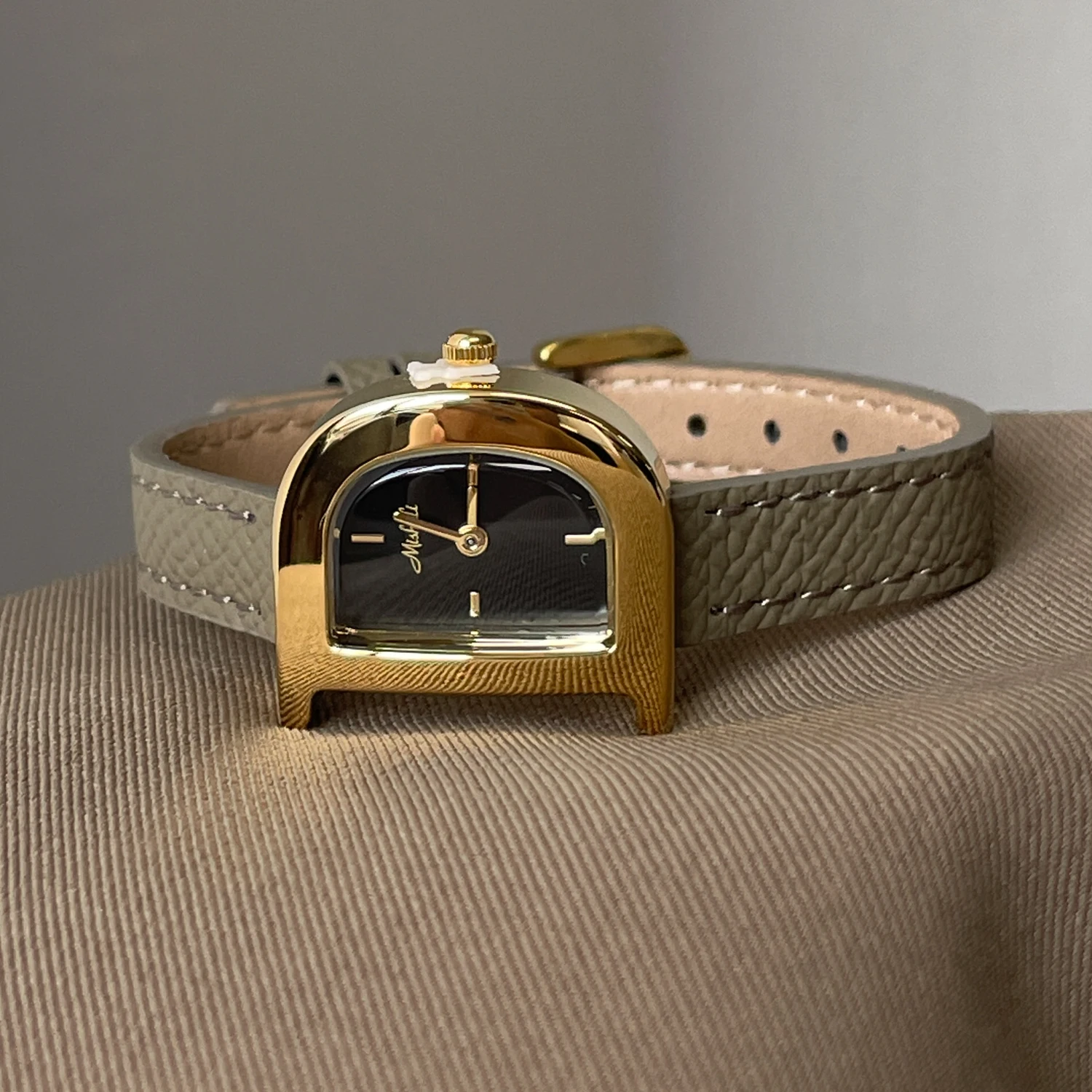 ساعة نسائية للربيع والخريف عالية القيمة، طراز فني، ساعة يد نسائية، وصول جديد 2025، ساعة يد نسائية أنيقة