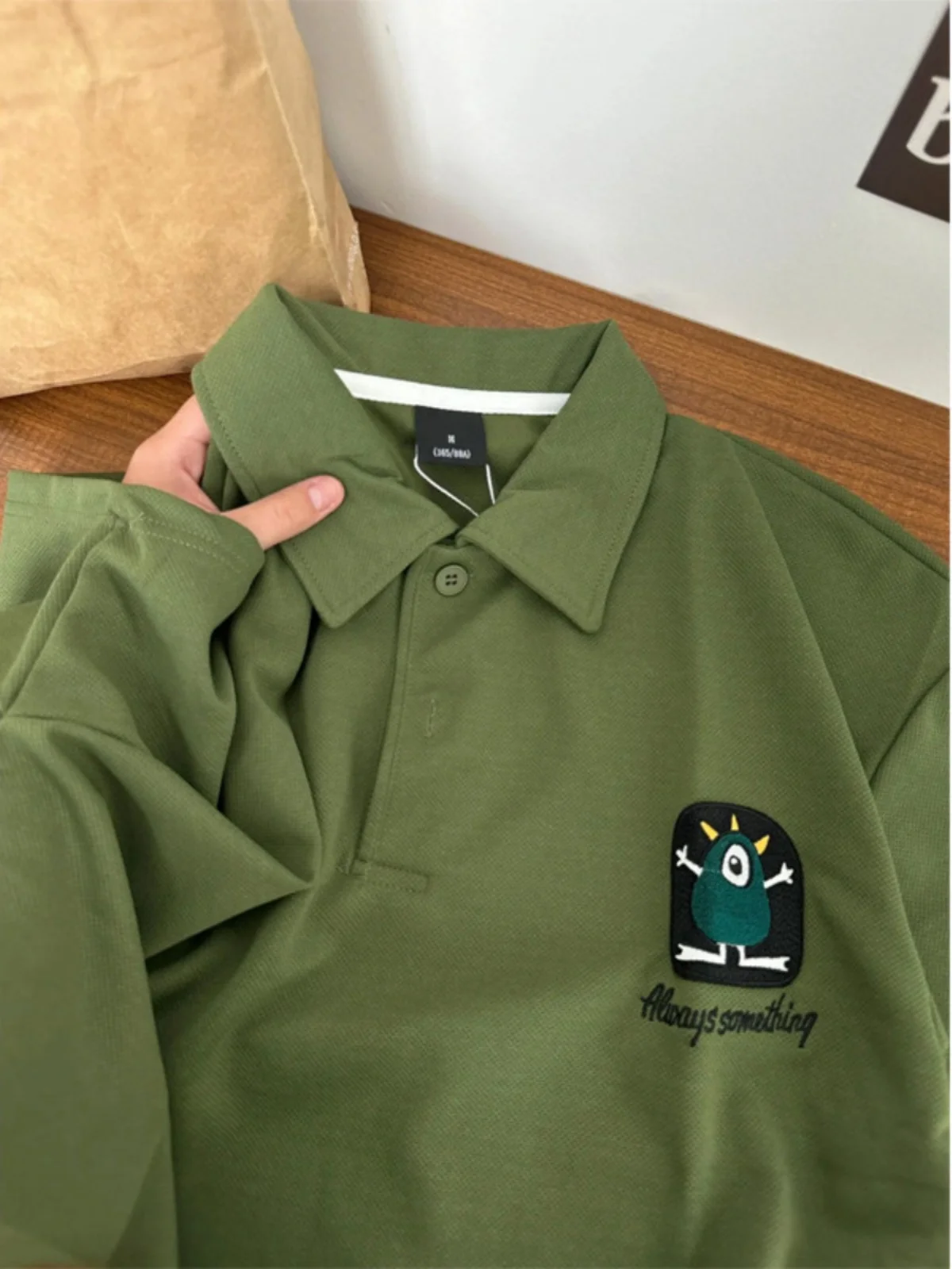 

Мужская футболка American Sle Avocado из плотного хлопкового пике с пятью пуговицами на манжетах, парная модель